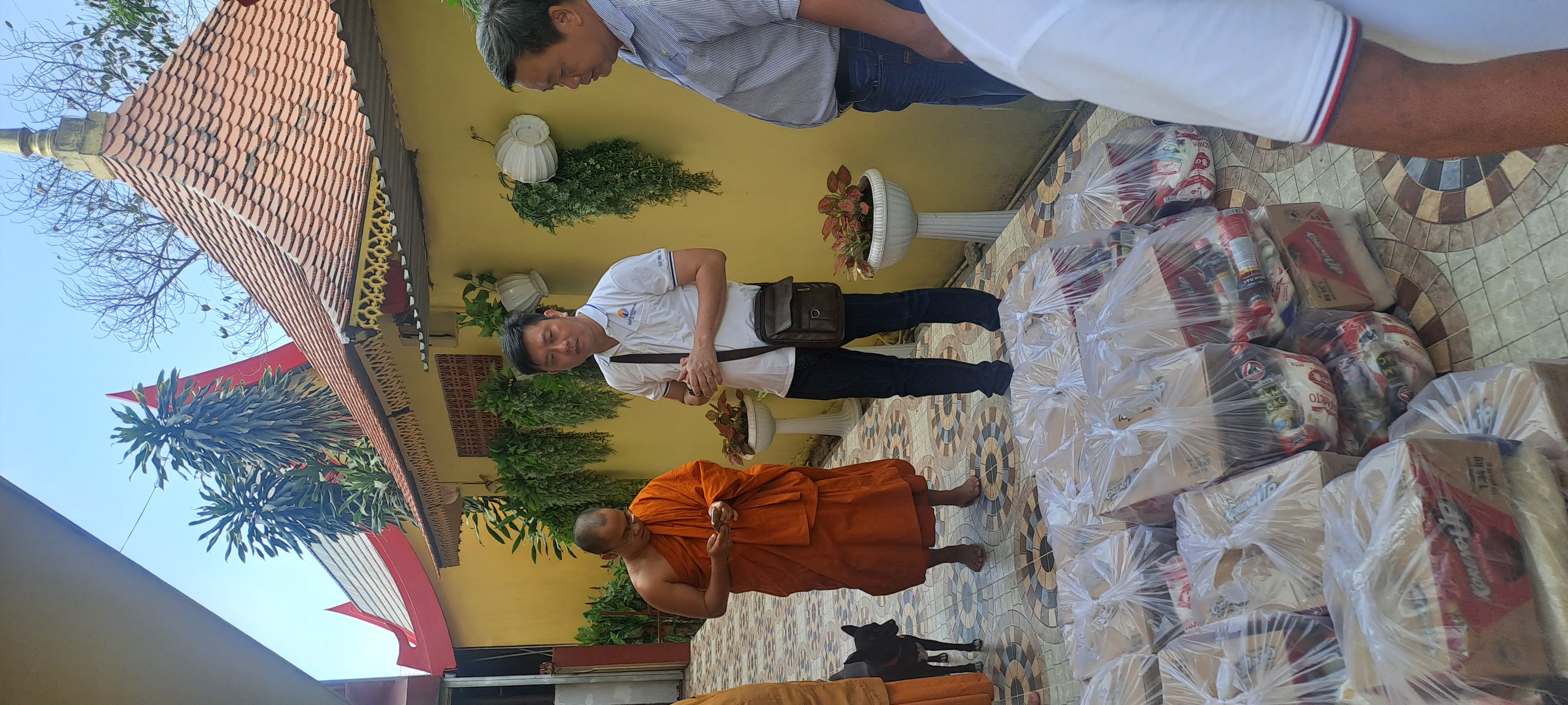 Siam Brothers Việt Nam hỗ trợ 50 phần quà cho chùa Huệ Hưng
