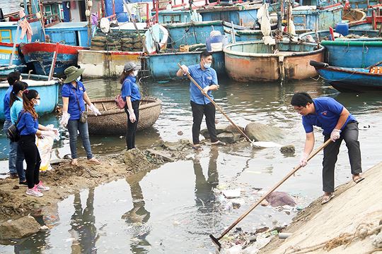 'Hãy làm sạch biển' vận động tàu ngư dân vớt rác trên biển