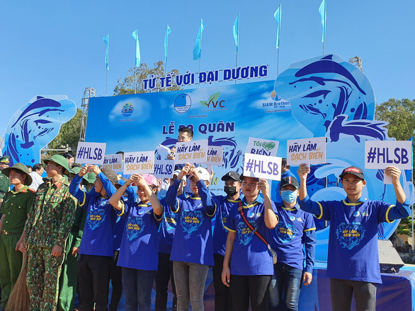 'Hãy làm sạch biển' vận động tàu ngư dân vớt rác trên biển