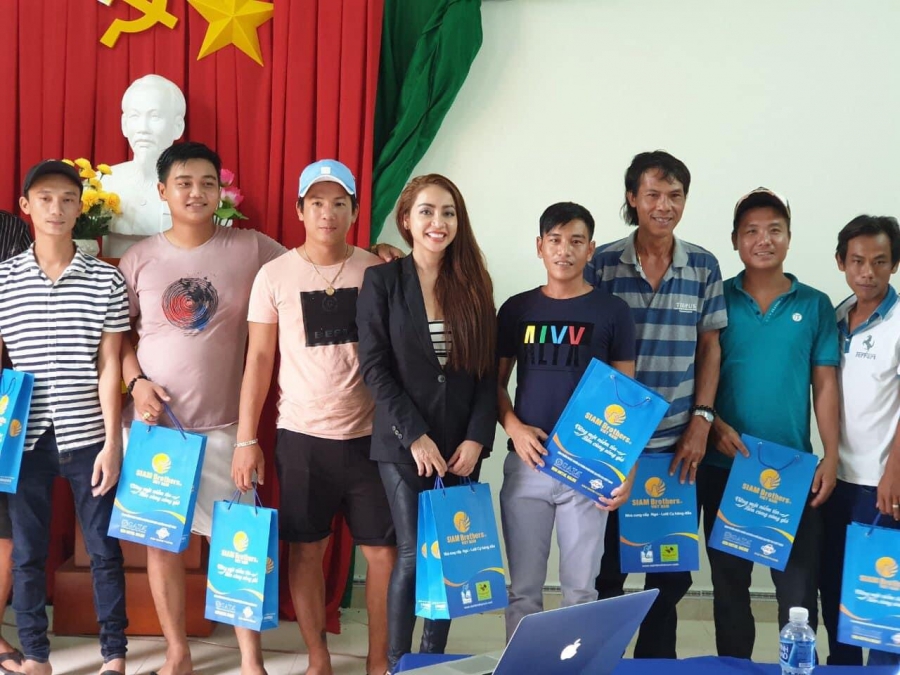 Tập thể các cán bộ CNV & Hệ thống đại lý khách hàng Siam Brothers Việt Nam chung tay cứu trợ Đồng Bào Miền Trung khắc phục sau bão lũ