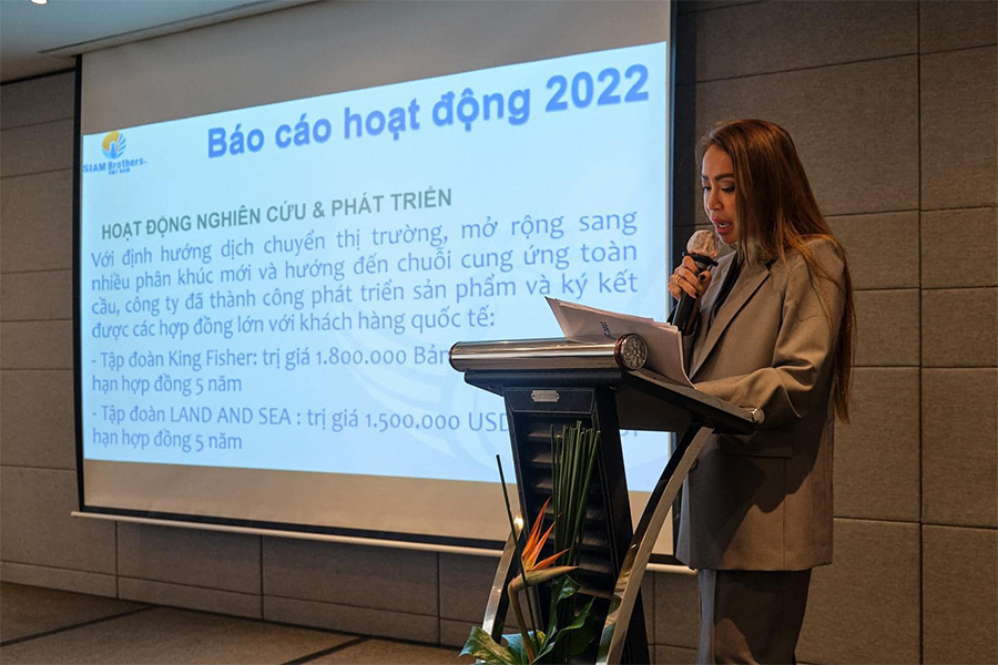 Bà Ngô Từ Đông Khanh - CEO của Siam Brothers Việt Nam phát biểu trong buổi Đại hội